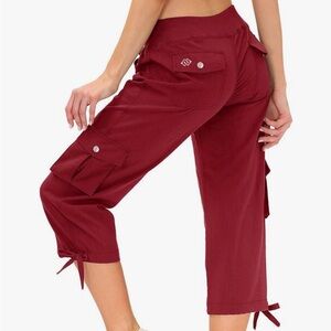 💛 Women’s red cargo capri hiking pants - lightweight